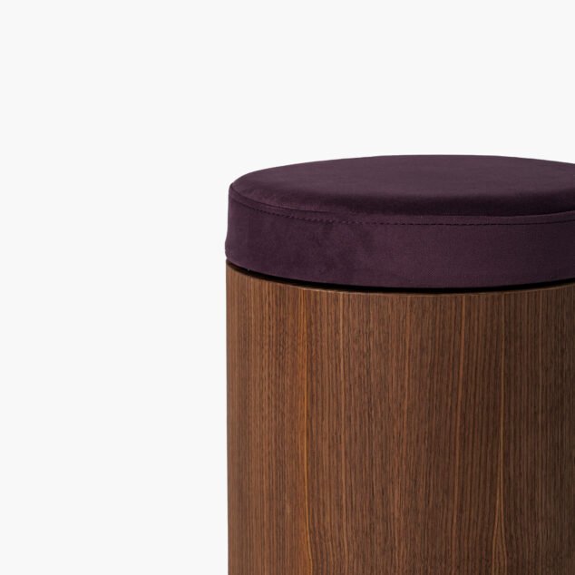 Valrieksta pufs ar violetu ādu